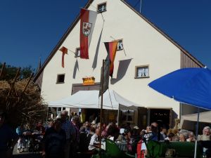 Außenansicht unsere Farrenstalls bei strahlendem Wetter!